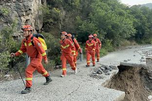 埃里克-戈登：我们在比赛中要持有无私的心态 需要打得更加团结